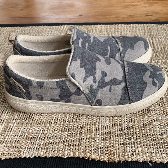Skechers Camo Slip-On Comfort Shoes 6.5 - Picture 2 of 8